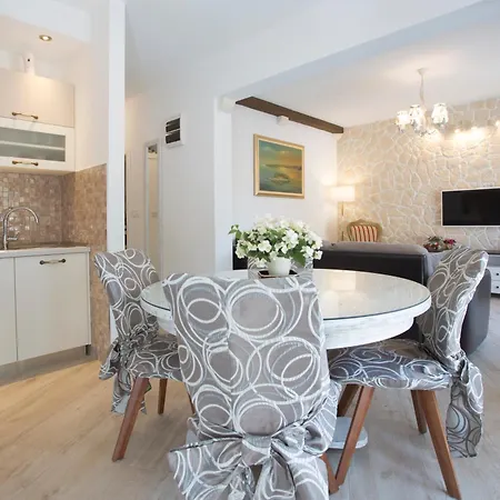 Villa Capitis In The Centre- Luxury Apartment With Swimming Pool شقة هفار