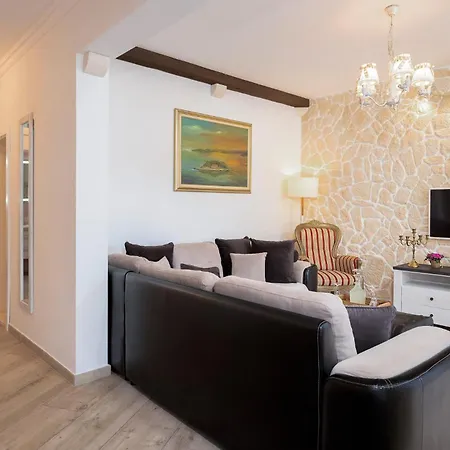 Villa Capitis In The Centre- Luxury Apartment With Swimming Pool شقة *